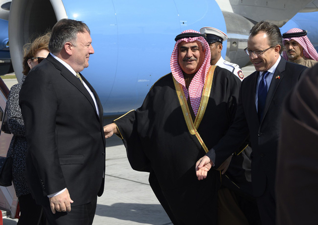 Bộ trưởng Bộ Ngoại giao Bahrain đón Ngoại trưởng Mỹ tại sân bay Manama International Airport ngày 11/1.