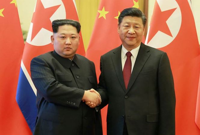 Chủ tịch Triều Tiên Kim Jong-un và Chủ tịch Trung Quốc Tập Cận Bình tại cuộc gặp ở Bắc Kinh vừa qua.