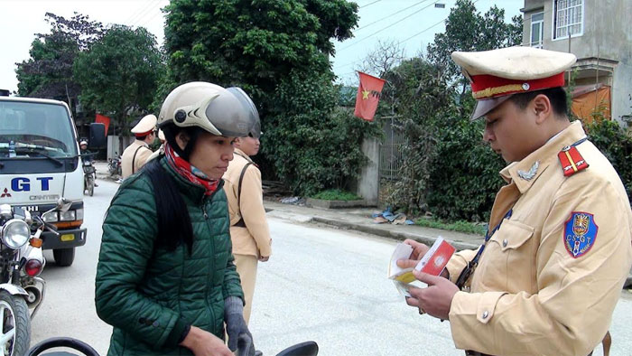 Cảnh sát giao thông huyện Lục Yên tăng cường tuần tra, kiểm soát dịp tết Nguyên đán.