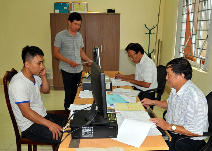 Cán bộ Chi cục Thuế huyện Yên Bình triển khai nhiệm vụ thu ngân sách năm 2019.