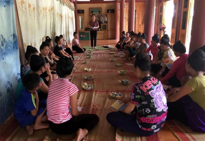 Câu lạc bộ gia đình phòng chống tệ nạn xã hội phường Pú Trạng tuyên truyền, hướng dẫn phụ nữ kiến thức về PCBLGĐ.