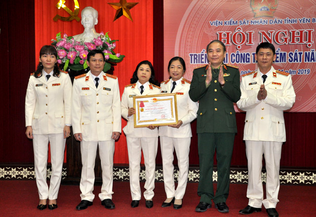 Trung tướng Nguyễn Văn Khánh trao Huân chương Lao động hạng ba cho tập thể Phòng Kiểm sát Tạm giữ - Tạm giam và Thi hành án hình sự thuộc Viện Kiểm sát nhân dân tỉnh.