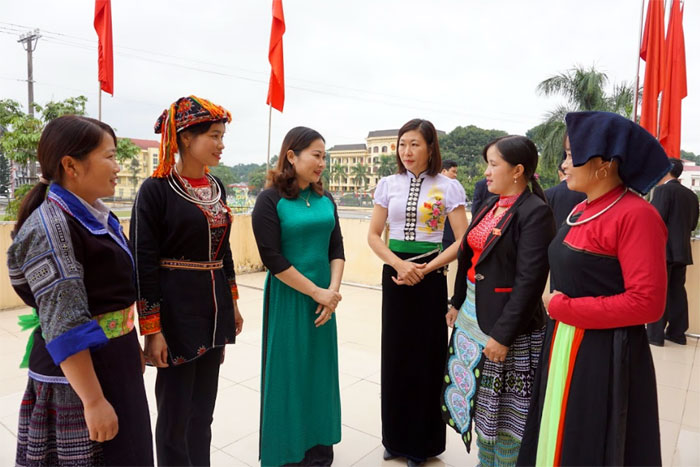 Đồng chí Vũ Thị Hiền Hạnh - Chủ tịch Hội Liên hiệp Phụ nữ  tỉnh (thứ ba bên trái) trao đổi với cán bộ Hội vùng cao về công tác phát triển Đảng trong hội viên.