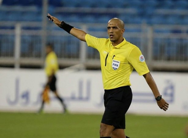 Trọng tài người Oman Ahmed Al-Kaf.
