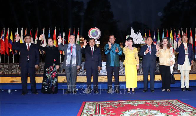 Chủ tịch Quốc hội Nguyễn Thị Kim Ngân cùng các đại biểu tại Lễ ra mắt ACC.