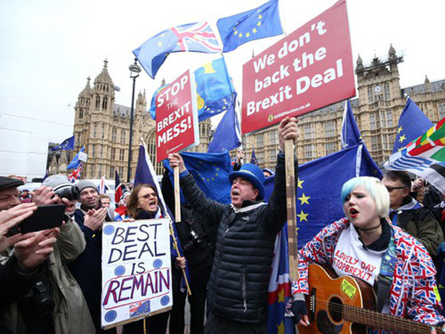 Người dân biểu tình phản đối thỏa thuận Brexit bên ngoài tòa nhà quốc hội Anh hôm 15/1.