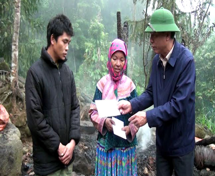 Lãnh đạo huyện Văn Yên trao tiền hỗ trợ cho gia đình gặp nạn. (Ảnh: Khánh Chi)