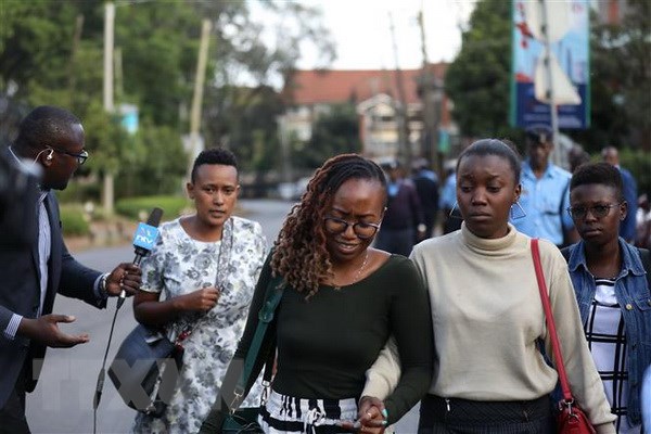 Người dân được sơ tán khỏi hiện trường vụ tấn công ở khu tổ hợp văn phòng-khách sạn ở thủ đô Nairobi, Kenya.