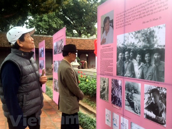 Công chúng thăm quan triển lãm giới thiệu chân dung các tác giả tiêu biểu của văn học Việt Nam trong khuôn khổ Ngày Thơ Việt Nam 2018. (Ảnh minh họa)