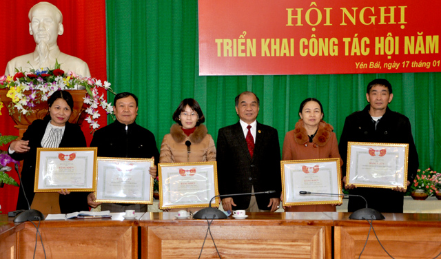 Thừa ủy quyền, Chủ tịch Hội Luật gia tỉnh Trần Quang Vinh đã trao bằng khen của Hội Luật gia Việt Nam cho các tập thể, cá nhân có thành tích xuất sắc trong hoạt động Hội năm 2018.