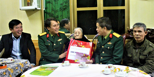 Đoàn công tác Quân khu 2 và Bộ CHQS tỉnh Yên Bái thăm chúc tết Mẹ Việt Nam anh hùng Trịnh Thị Lan ở thôn Đào Kiều, xã Thịnh Hưng, huyện Yên Bình.