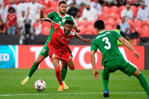 Tiền vệ Saleh (áo đỏ) chơi rất năng nổ trên hàng tiền vệ Oman. Ảnh VnExpress