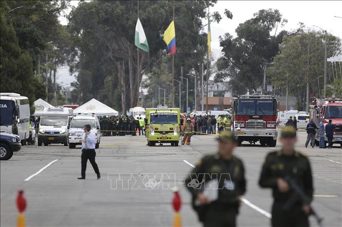 Lực lượng an ninh và cứu hỏa được triển khai tại hiện trường vụ nổ xe bom bên ngoài trường cảnh sát ở thủ đô Bogota, Colombia ngày 17-1-2019.