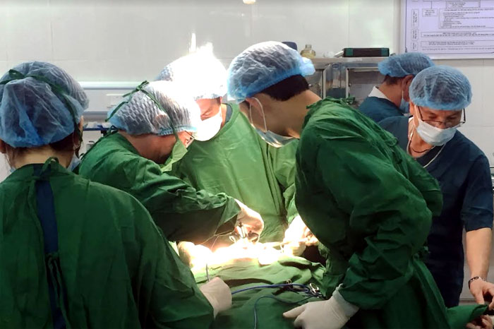 Các bác sỹ Bệnh viện thực hiện ca phẫu thuật u tuyến giáp bằng dao siêu âm cho bệnh nhân.