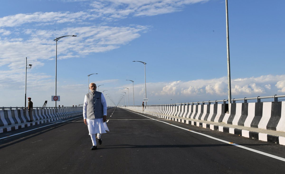 Thủ tướng Ấn Độ Narendra Modi đi bộ trên cầu Bogibeelb - cầu đường sắt dài nhất quốc gia này có thể chịu được tải trọng của xe tăng và máy bay chiến đấu (Ảnh minh họa)