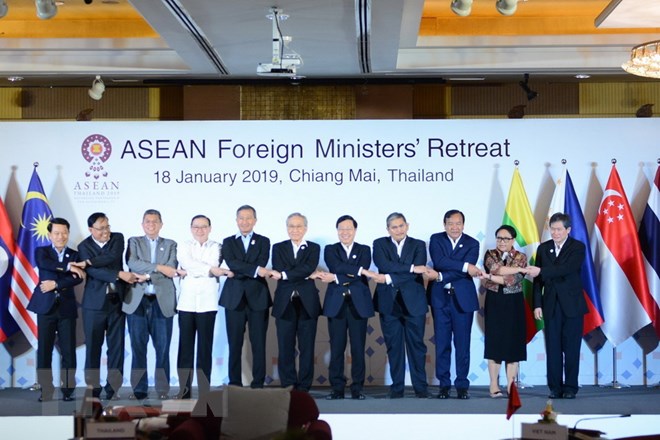 Các ngoại trưởng ASEAN chụp ảnh lưu niệm.