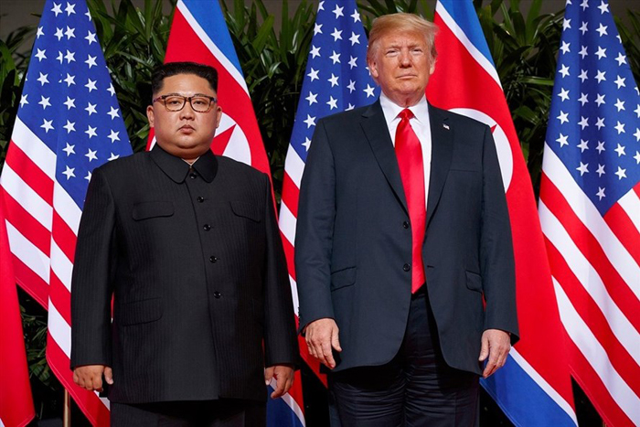 Tổng thống Donald Trump và nhà lãnh đạo Kim Jong-un trong cuộc gặp thượng đỉnh Mỹ-Triều ngày 12.6.2018 ở Singapore.