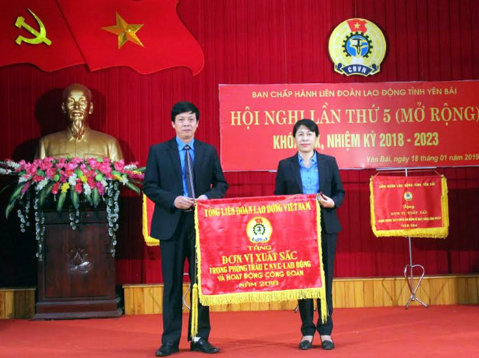 Đồng chí Trịnh Thanh Hằng - Ủy viên Đoàn Chủ tịch Tổng Liên đoàn Lao động Việt Nam trao cờ thi đua của Tổng Liên đoàn cho tập thể Công đoàn Viên chức tỉnh Yên Bái đã có thành tích xuất sắc trong phong trào CNVCLĐ và hoạt động công đoàn năm 2018.