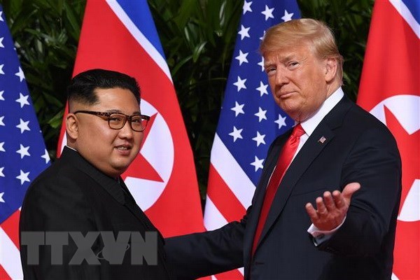Tổng thống Mỹ Donald Trump (phải) và nhà lãnh đạo Triều Tiên Kim Jong-un.