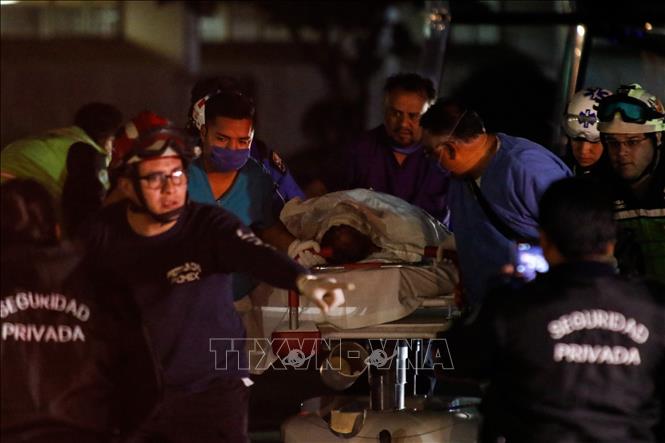 Chuyển nạn nhân tới bệnh viện để điều trị sau vụ nổ đường ống dẫn nhiên liệu tại khu dân cư Tlahuelilpan, bang Hidalgo tối 18-1-2019.