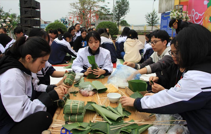 Hoạt động thi gói bánh chưng tại Hội trại thu hút sự tham gia, cổ vũ của đông đảo học sinh trong và ngoài trường.