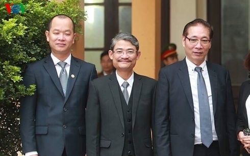 Luật sư Phạm Quang Hưng (ngoài cùng bên trái)