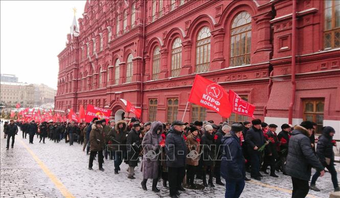 Dòng người mang hoa và biểu ngữ vào viếng Lăng V.I.Lenin.