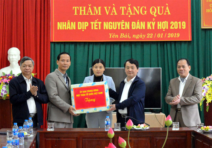 Đồng chí Hầu A Lềnh - Phó Chủ tịch, Tổng thư ký Ủy ban Trung ương MTTQ Việt Nam tặng quà cho Trung tâm Công tác xã hội và Bảo trợ xã hội tỉnh.