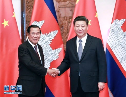 Thủ tướng Campuchia Hun Sen (trái) hội kiến với Chủ tịch Trung Quốc Tập Cận Bình. Ảnh: Tân hoa xã.