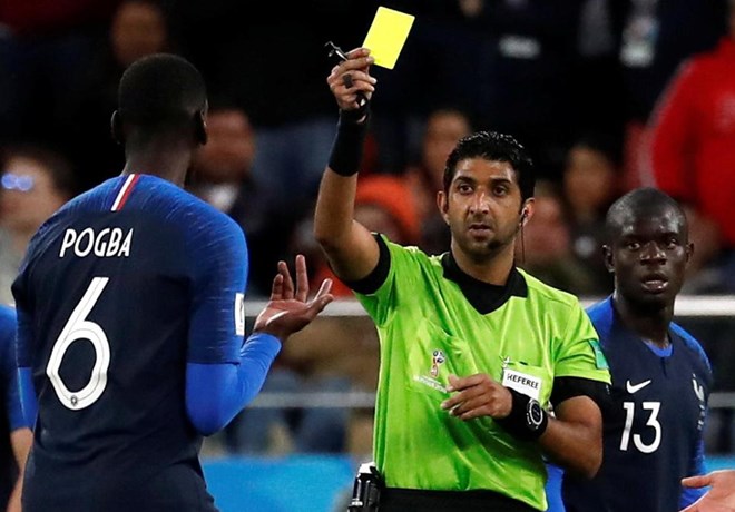 Trọng tài Mohammed Abdulla Hassan Mohamed từng rút thẻ vàng phạt Pogba ở World Cup 2018.