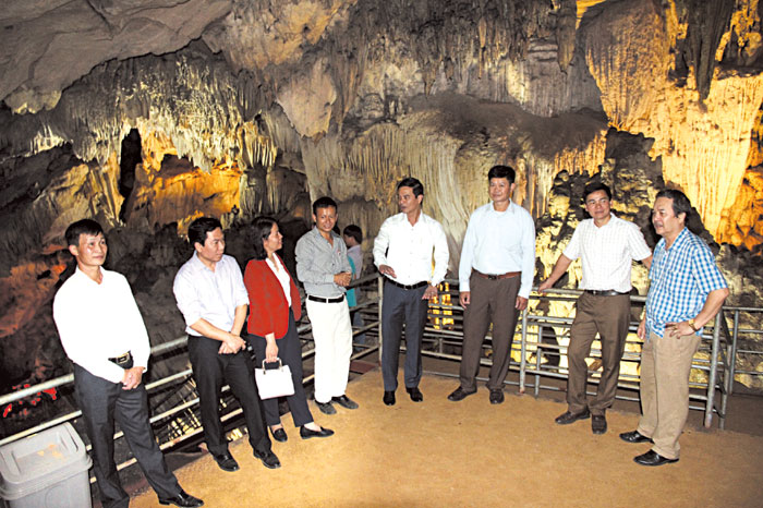 Đồng chí Dương Văn Tiến - Phó Chủ tịch UBND tỉnh kiểm tra công tác đầu tư và khai thác du lịch ở xã Khai Trung, huyện Lục Yên.