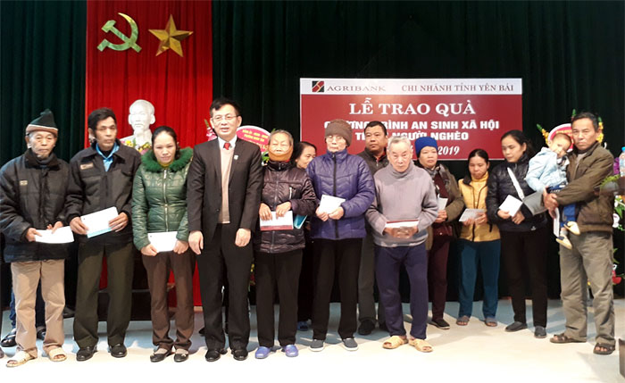 Ông Nguyễn Mạnh Hồng – Giám đốc Agribank Yên Bái trao quà tết cho hộ nghèo tại thành phố Yên Bái.