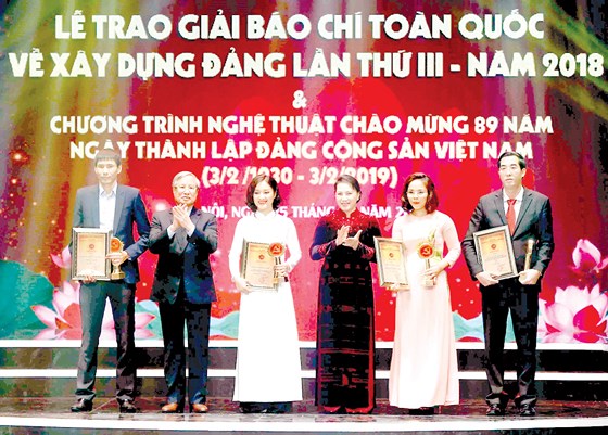 Chủ tịch Quốc hội Nguyễn Thị Kim Ngân và Thường trực Ban Bí thu Trần Quốc Vượng trao giải A cho tác giả và nhóm tác giả.