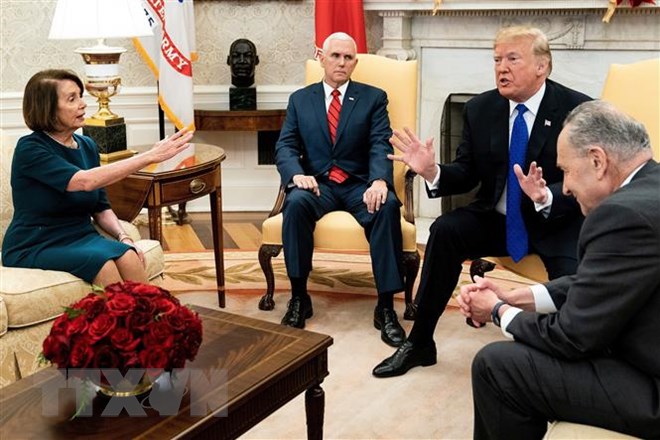 Tổng thống Mỹ Donald Trump (thứ 2, phải) và Chủ tịch Hạ viện Mỹ Nancy Pelosi trong cuộc họp tại Nhà Trắng, Washington, DC, ngày 11/12/2018.