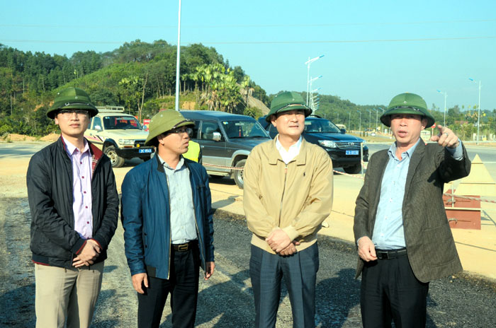 Đồng chí Nguyễn Chiến Thắng - Ủy viên Ban Thường vụ Tỉnh ủy, Phó Chủ tịch UBND tỉnh kiểm tra tiến độ thi công các công trình giao thông.