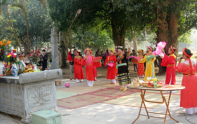 Người dân xã Đông Cuông luyện tập các nghi lễ, tiết mục văn nghệ chuẩn bị cho lễ hội.