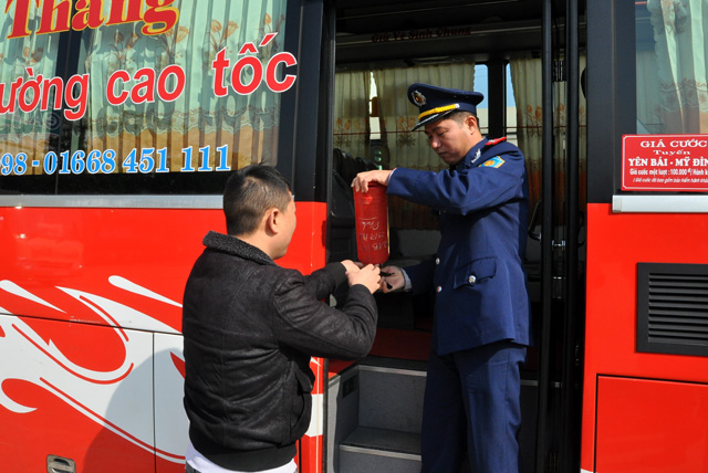 Lực lượng thanh tra giao thông kiểm tra dụng cụ cứu hỏa trên phương tiện vận tải hành khách.