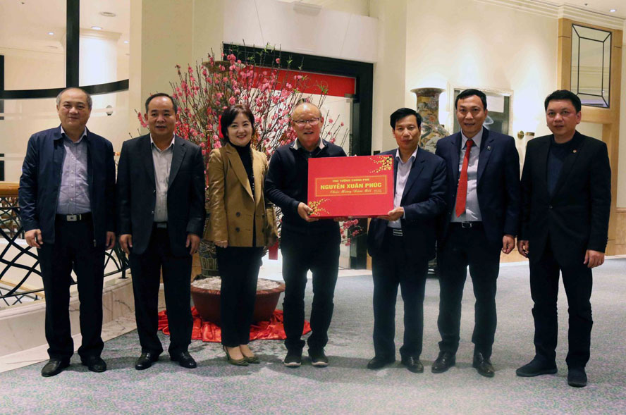 HLV Park Hang-seo và phu nhân xúc động đón nhận quà tặng của Thủ tướng Nguyễn Xuân Phúc.