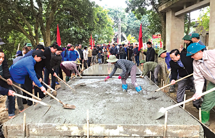 Các đồng chí lãnh đạo Huyện ủy, UBND huyện Văn Yên tham gia lễ khởi công làm đường giao thông nông thôn tại xã Lâm Giang.