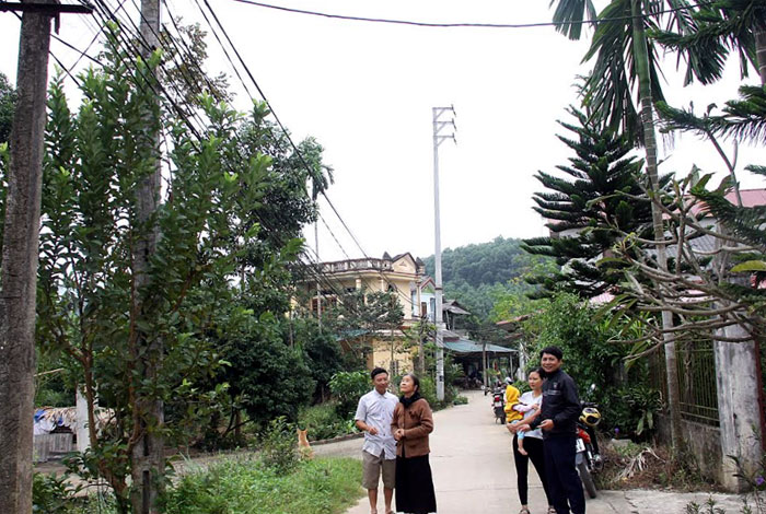 Người dân thôn Phú Nhuận đồng lòng xây dựng hệ thống đèn chiếu sáng các tuyến đường trong thôn.
