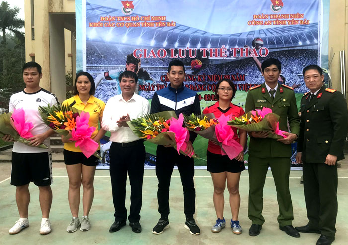 Lãnh đạo Đảng ủy Khối và đại diện Công an tỉnh tặng hoa cho các vận động viên.