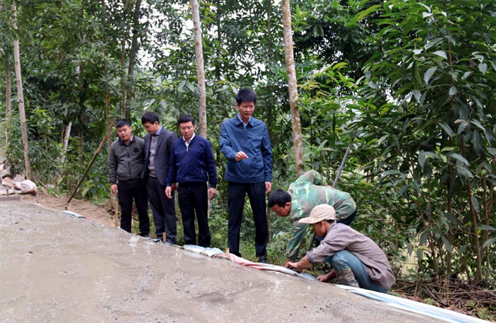 Đồng chí Nguyễn Thế Phước - Bí thư Huyện ủy Trấn Yên kiểm tra tiến độ thi công đường giao thông nông thôn tại xã Cường Thịnh.