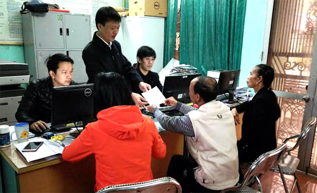 Cán bộ Bảo hiểm xã hội huyện Trấn Yên tuyên truyền những điểm mới về Luật Bảo hiểm y tế cho người dân trên địa bàn.