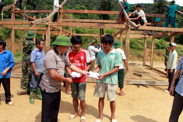 Đồng chí Giàng A Tông - Bí thư Huyện ủy Mù Cang Chải kiểm tra khắc phục hậu quả thiên tai (năm 2018) tại xã Nậm Có và trao tiền hỗ trợ cho các hộ bị thiệt hại về nhà ở.