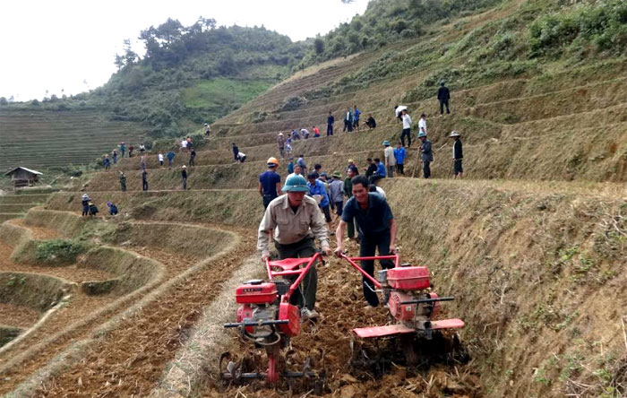 Người dân huyện Mù Cang Chải được hỗ trợ máy cày để phát triển sản xuất.
