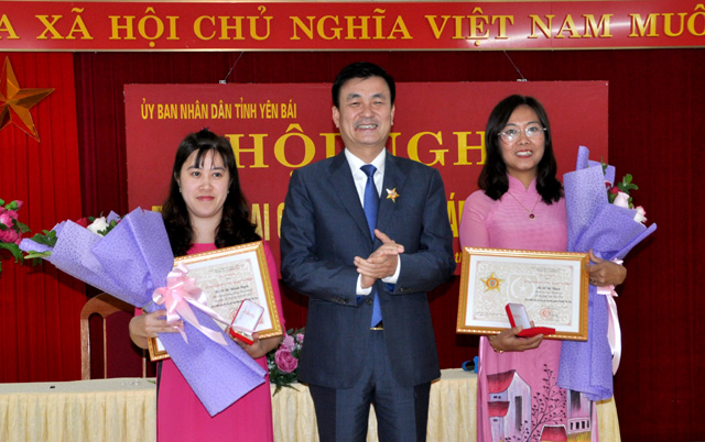 Thừa ủy của Bộ Tư pháp, Phó Chủ tịch UBND tỉnh Nguyễn Chiến Thắng - trao kỷ niệm chương “Vì sự nghiệp Tư pháp” cho các cá nhân.