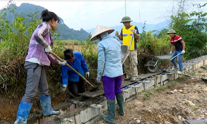 Nông dân xã Vĩnh Lạc, huyện Lục Yên kiên cố hóa kênh mương nội đồng.