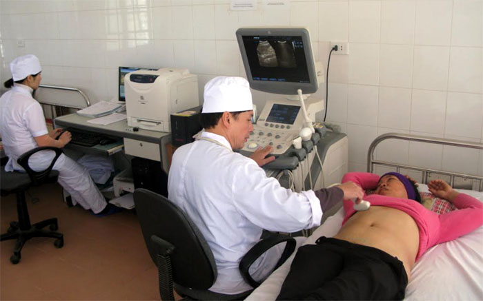 Bác sỹ Trung tâm Y tế huyện Yên Bình thăm khám cho người bệnh.