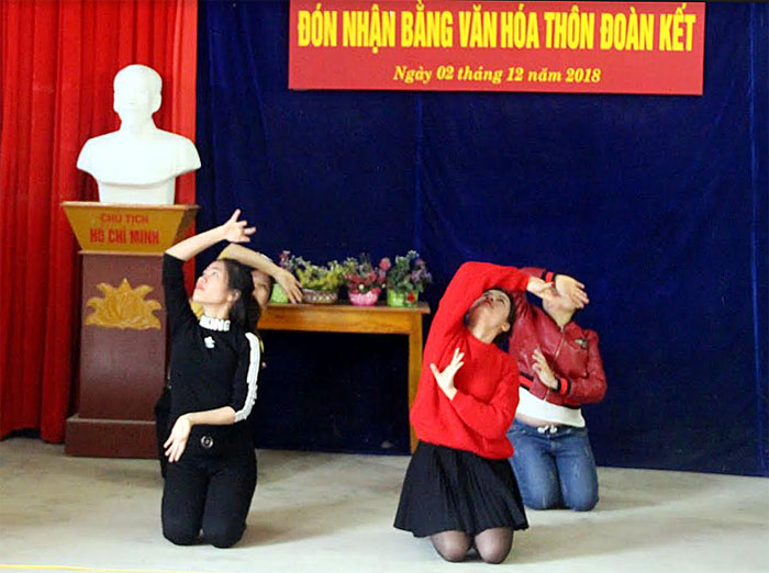 Đội văn nghệ thôn Đoàn Kết, xã Cảm Ân thường xuyên luyện tập văn nghệ đảm bảo hoạt động cho các ngày lễ của thôn.