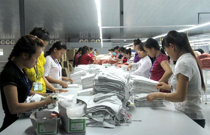 Công nhân Công ty TNHH Quốc tế Vina KNF, huyện Trấn Yên hoàn thiện sản phẩm.